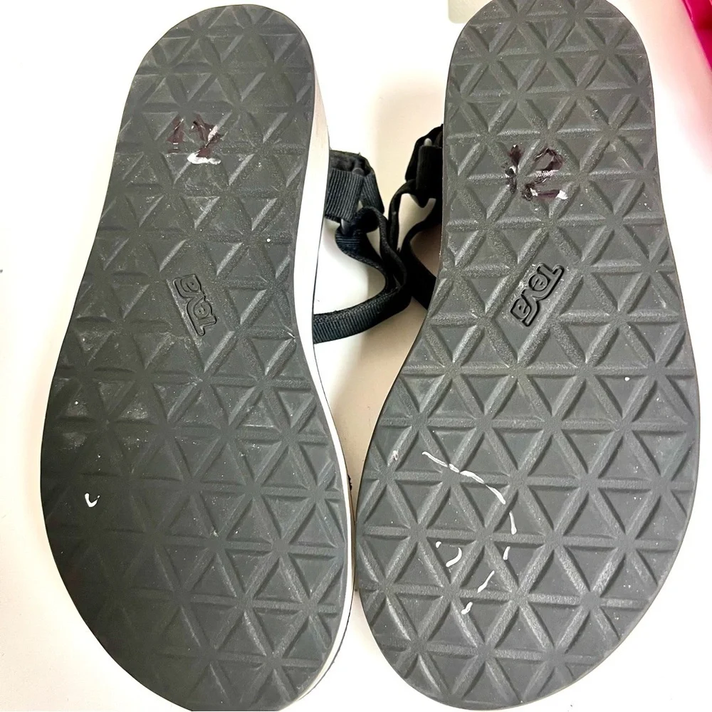 TEVA Flatform Universal sandals in Black womens size 10M Hiking comfy.